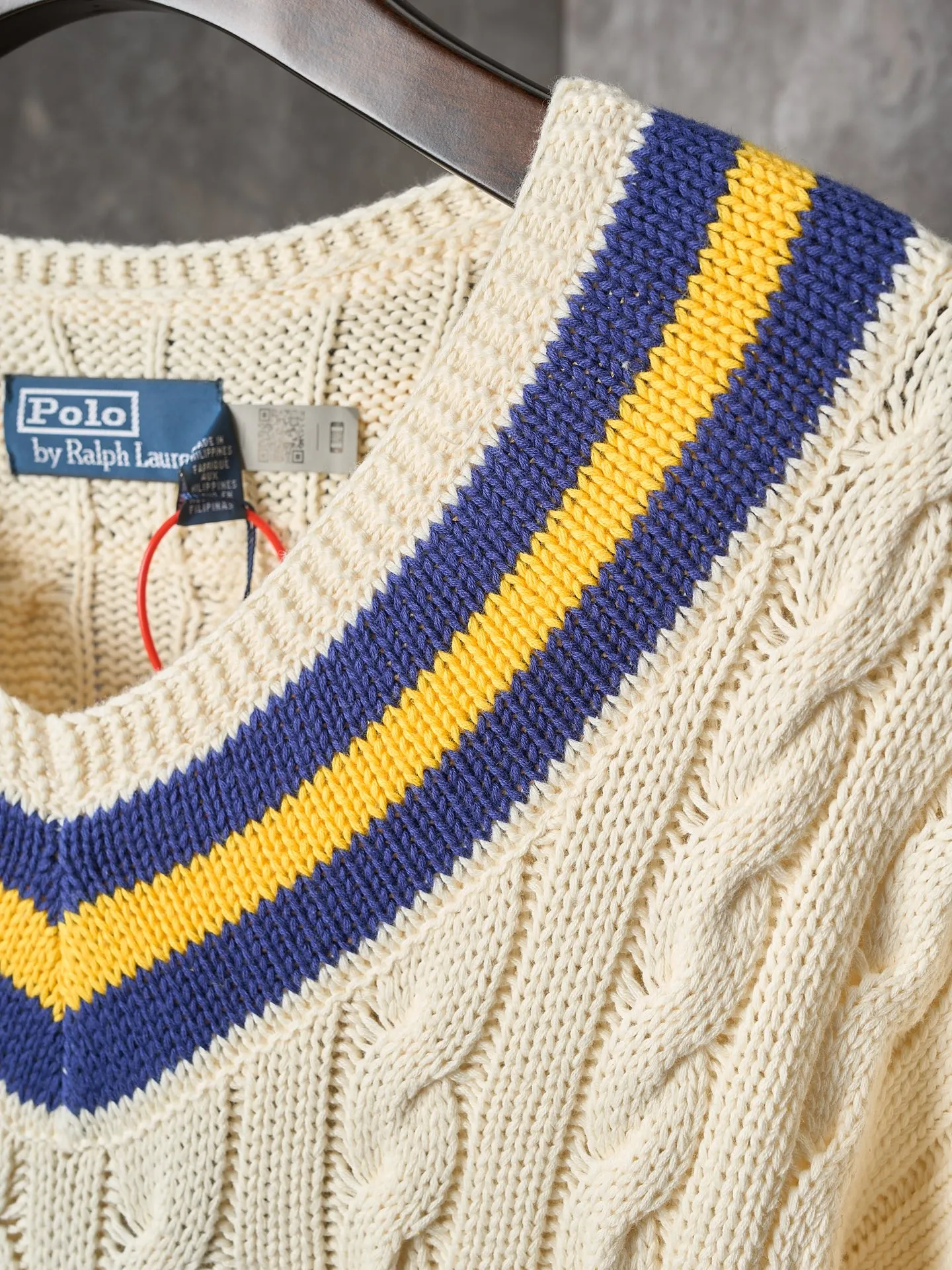 P450 Actual hanging auction] Ralph Lauren/Ralph Lauren tennis cable knitted long-sleeved V-neck sweater [Ready stock] S M L The crossed tennis racket pattern and RLTC lettering on the chest are a clever tribute to the brand's sports spirit. It has an atmosphere of freedom and vitality and is highly recognizable. It interprets high-end style with unique details and paints an enchanting artistic picture. It adopts imported machine embroidery technology and uses advanced computer control systems and precision mechanical components to realize the tennis racket pattern and RLTC lettering embroidery. High precision. The lines are smooth and delicate. Three-dimensional cable weaving. Through clever shifting and interweaving of coils. Cross-shift adjacent coils to form a twisting effect. The lines are smooth and regular. Time-consuming and labor-intensive. Garment washing water is softened and deodorized. The clothes are deeply cleaned and deodorized through professional washing equipment and specific detergents. The feel and appearance of the clothes are improved, and the fit is improved.